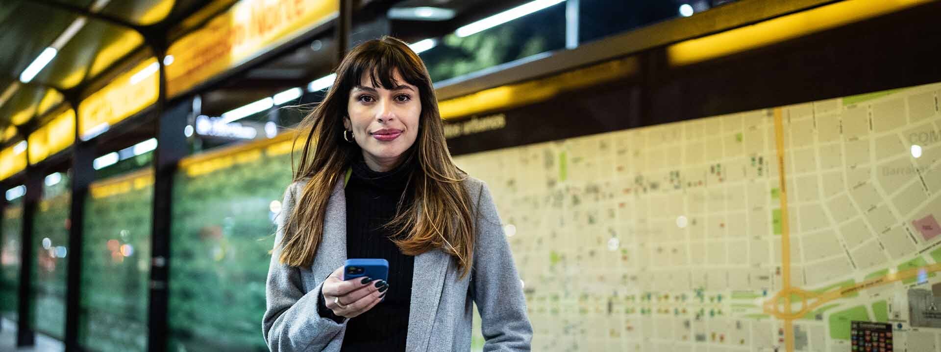 Mujer en la parada de autobús