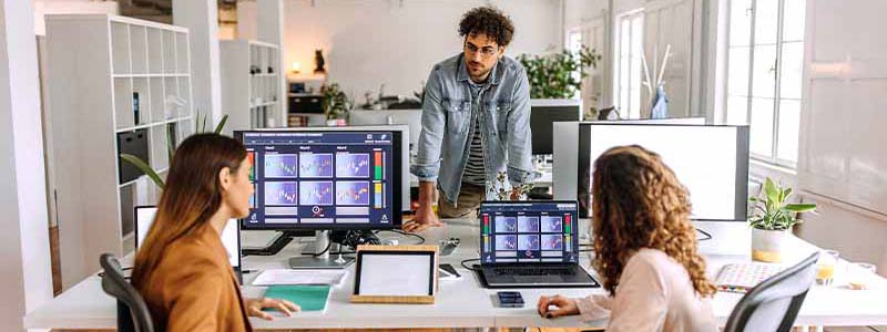 Personas intercambiando ideas en el trabajo