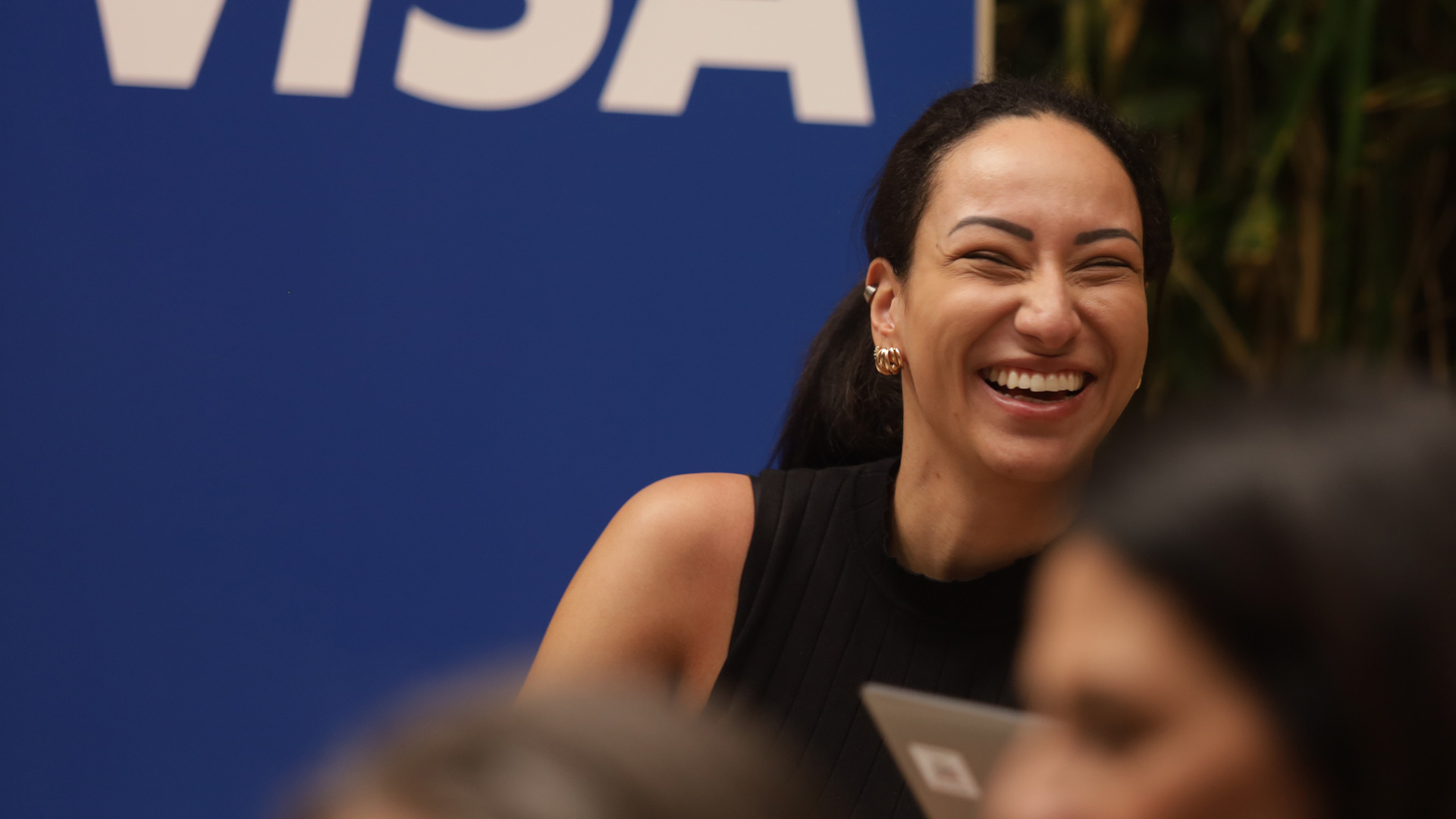 Luiza Batista sorridente em um evento da Visa