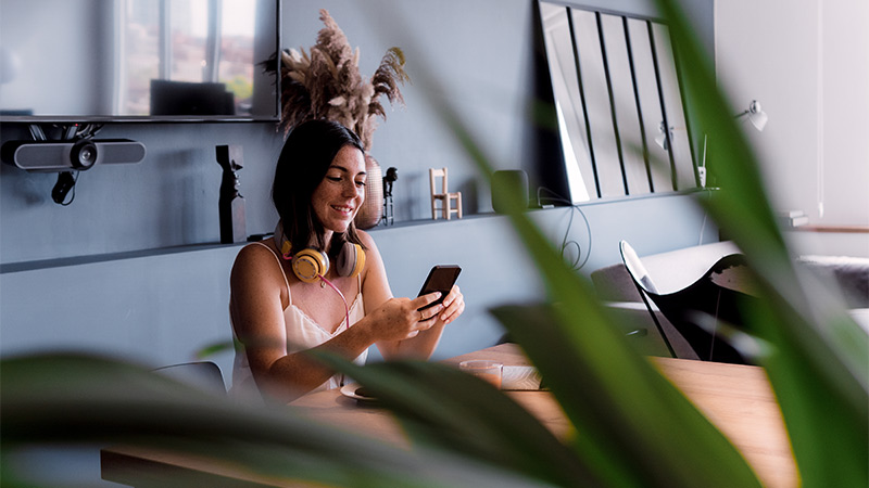 Junges Mädchen am Handy