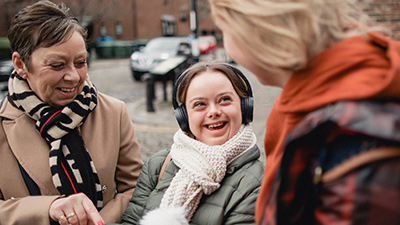 Mulheres sorrindo, representando oportunidades