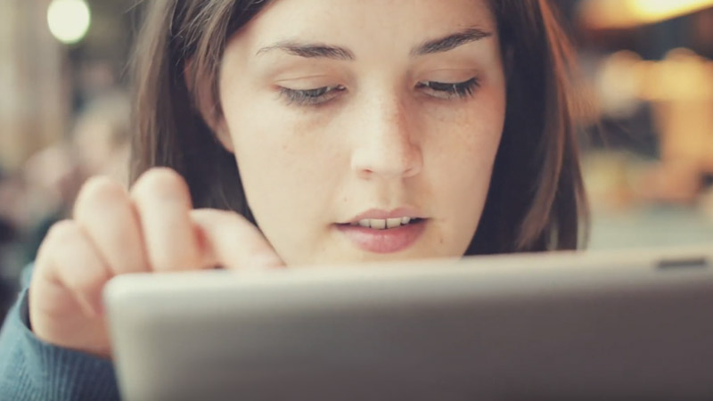 Mujer utilizando ipad