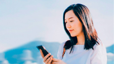 Mujer con el celular 