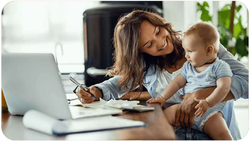 Mãe com seu bebê trabalhando em casa