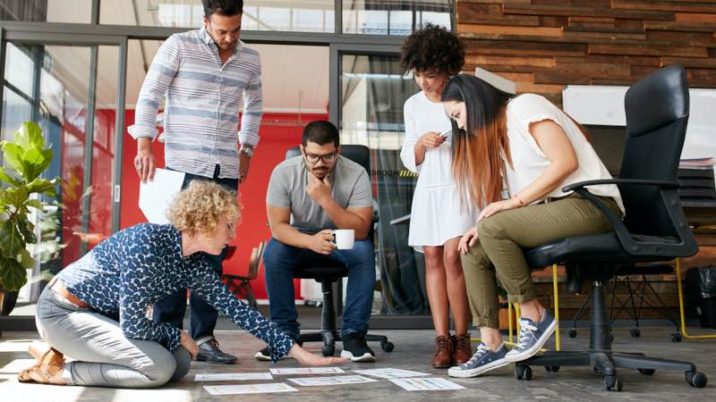 Grupo de trabalho se reúne num escritório informal