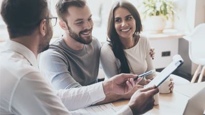 Pessoas reunidas trabalhando