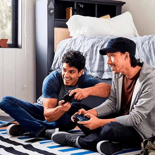 Dois homens jovens jogando videogame 