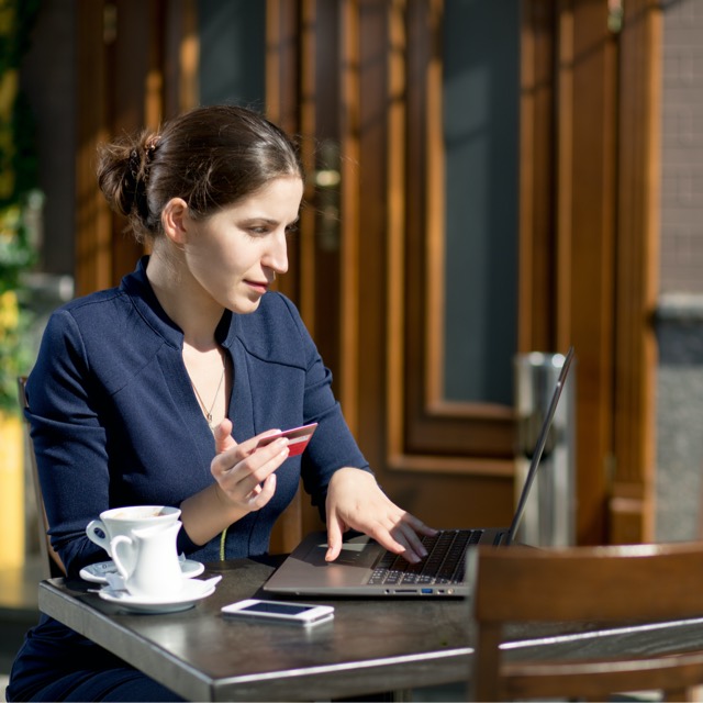 Mulher de perfil executivo faz compras no notebook