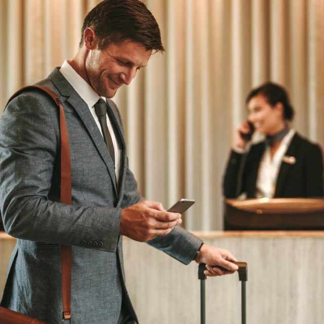 Homem de perfil executivo no aeroporto