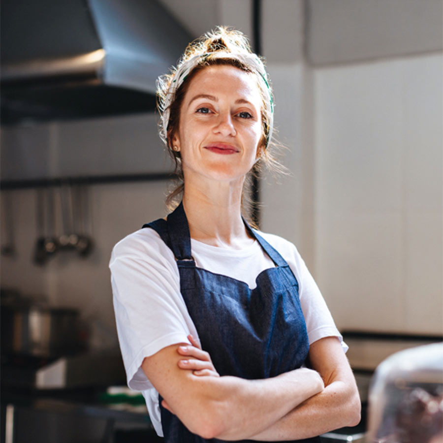 mujer con delantal azul