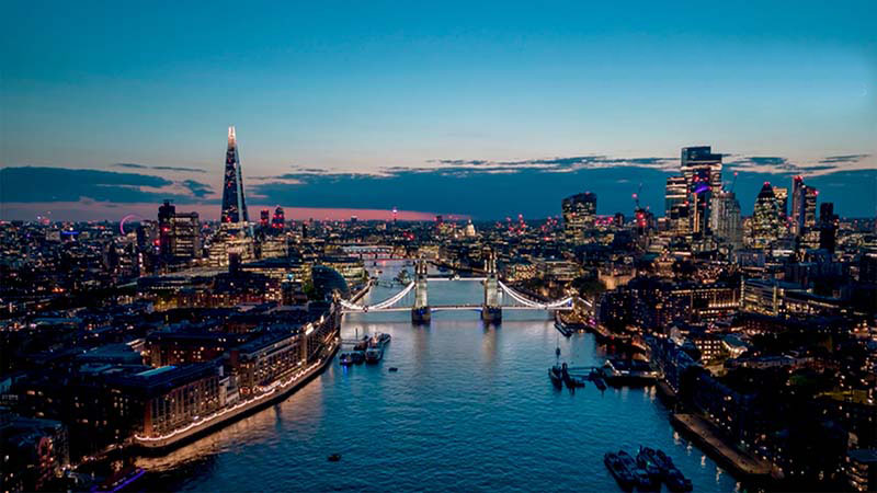 Londres iluminada en una tarde/noche
