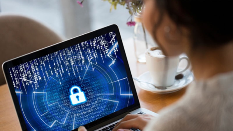 Frau am Computer mit Vorhängeschloss auf dem Bildschrim